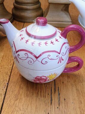 Vintage Waverly teapot and matching tea cup set.